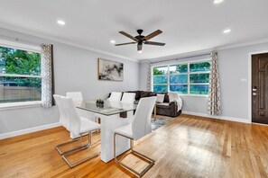 Dining - Elmhurst Gem – Ideal Mid-Term Rental, Top Location (Elmhurst)