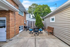 Outdoor dining - Elmhurst Gem – Ideal Mid-Term Rental, Top Location (Elmhurst)