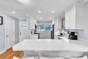 ثلاجة، ميكروويف، فرن، موقد طهي مسطح