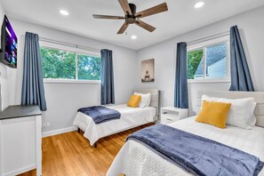 3 bedrooms, iron/ironing board, travel cot, WiFi - Elmhurst Gem – Ideal Mid-Term Rental, Top Location (Elmhurst)