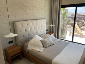 Tabla de planchar con plancha, wifi y ropa de cama 
