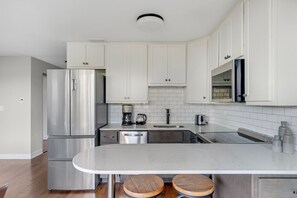 雪櫃、微波爐、焗爐、爐具