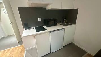 Fridge, stovetop