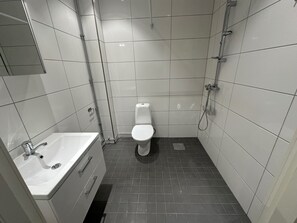 Douche, serviettes fournies, papier toilette