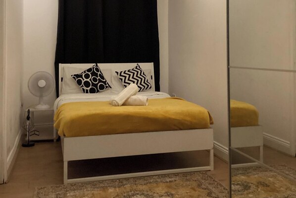 4 bedrooms, iron/ironing board, WiFi, bed sheets