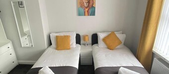 Weldon House - Sleeps 6 - Pet friendly - Parking