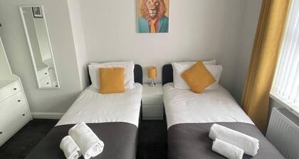 Weldon House - Sleeps 6 - Pet friendly - Parking