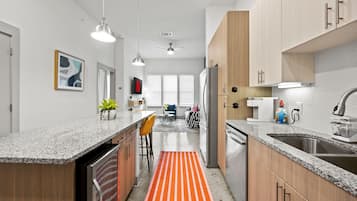 Een koelkast, een magnetron, een oven, een kookplaat