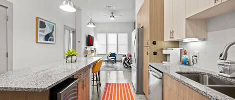 冷蔵庫、電子レンジ、オーブン、コンロ