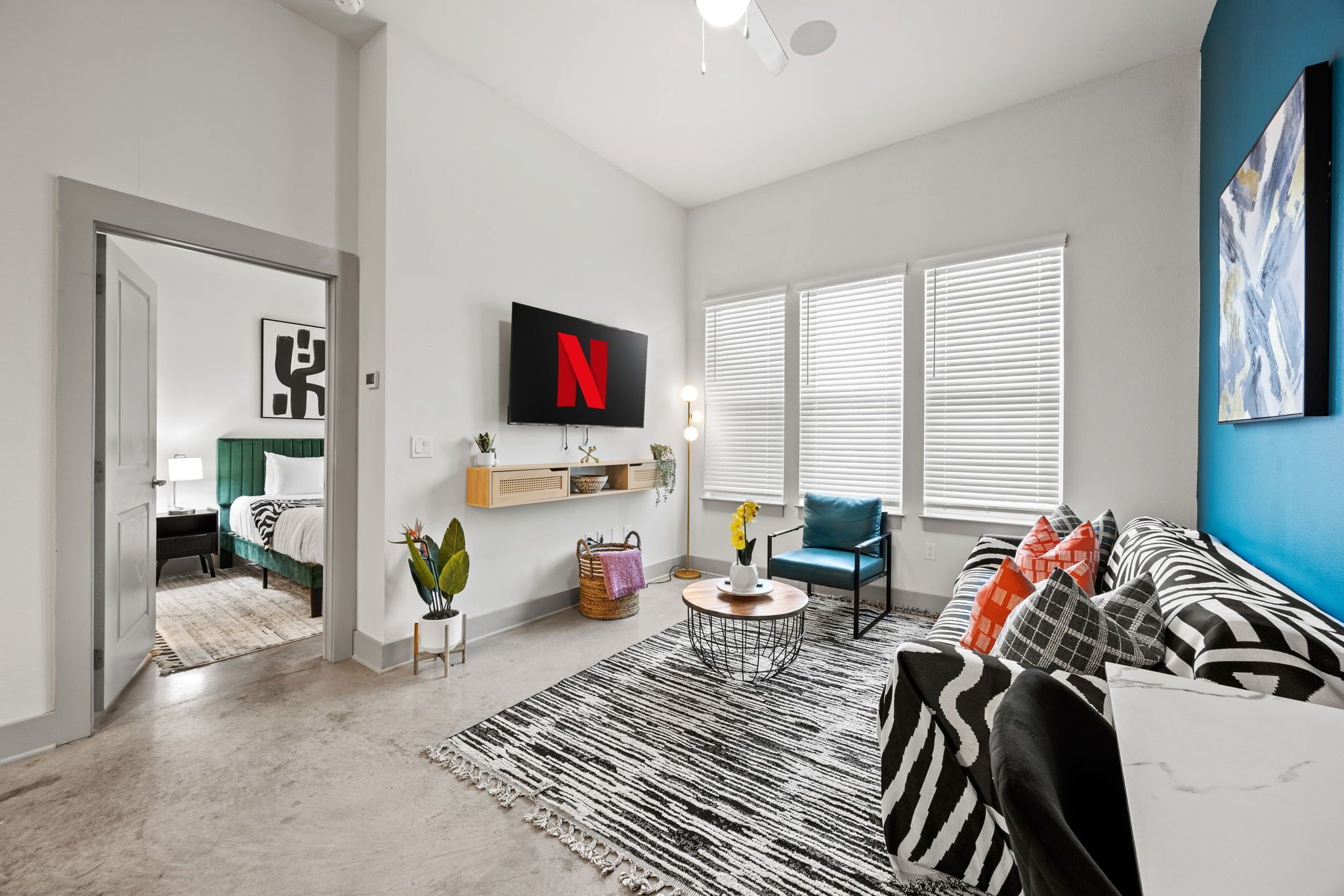 1 quarto, ferros/tábuas de passar roupa, berço de viagem