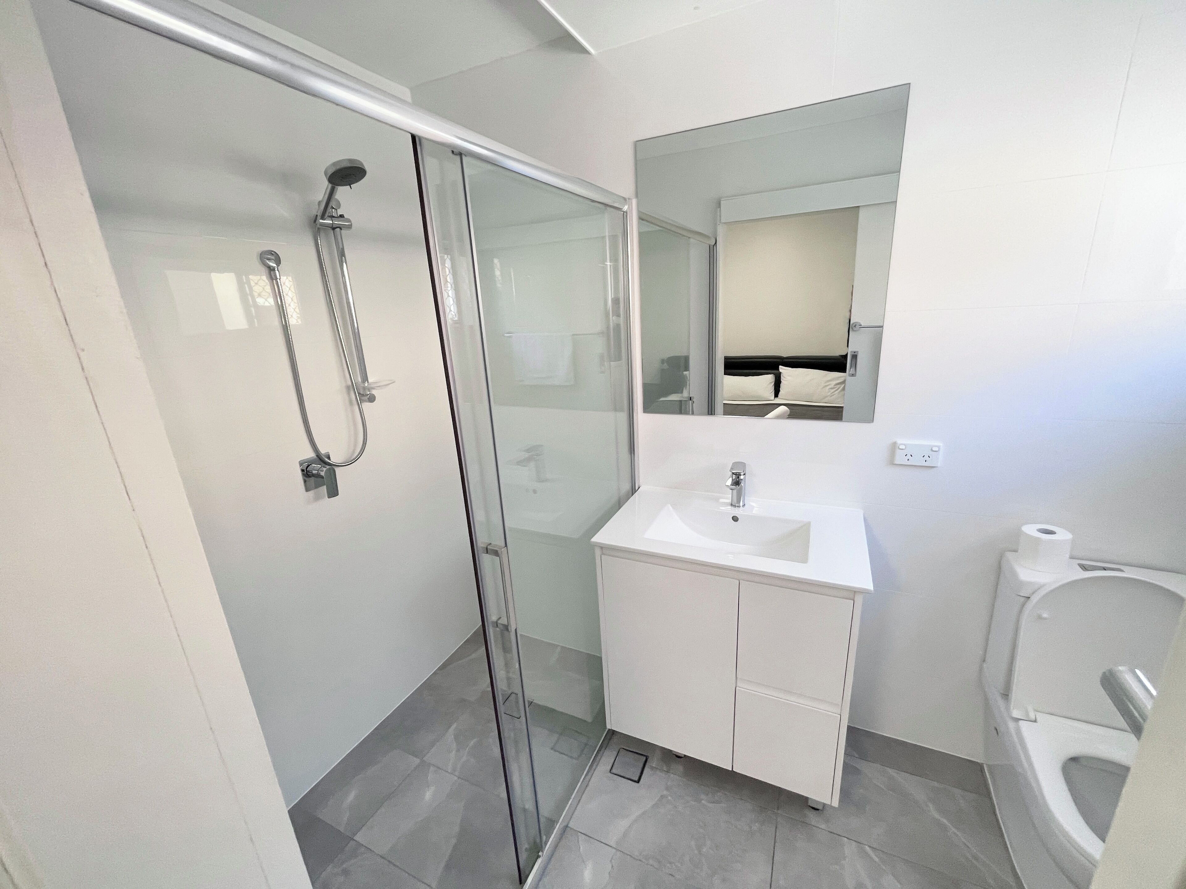 シャワー、ヘアドライヤー、タオル、トイレットペーパー