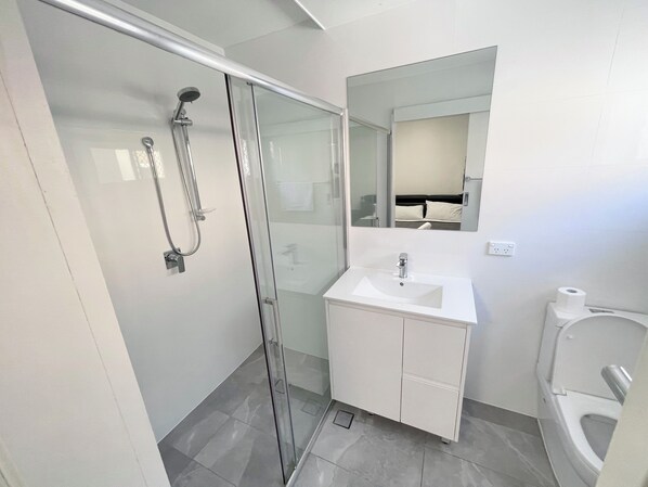 Dusche, Haartrockner, Handtücher, Toilettenpapier