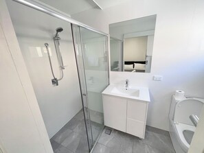 Suihku, hiustenkuivaaja, pyyhkeet, vessapaperi