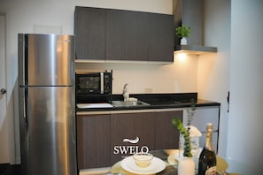Refrigerador, microondas, placa de cocina, lavavajillas