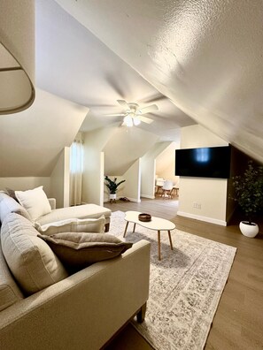 TV - Charming 2-bedroom house  in Durham (Durham)