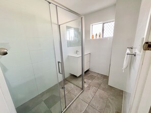 Shower, hair dryer, towels, toilet paper - Sunrise Apt 3 · Bright 1BR · Upstairs · Pool View (Surfers Paradise)