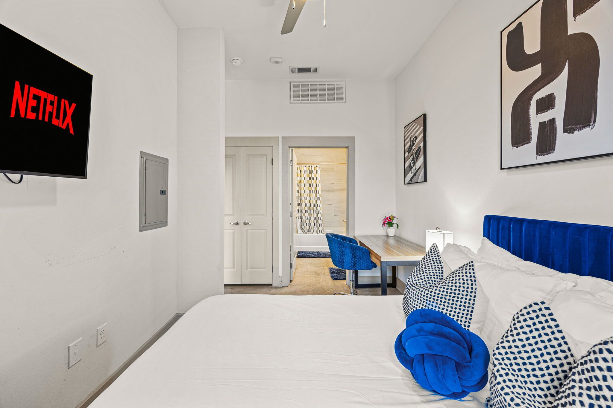 1 sovrum, skrivbord, strykjärn/strykbräda och resesäng