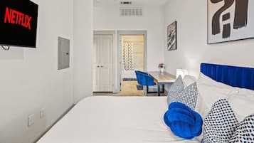 1 slaapkamer, een bureau, een strijkplank/strijkijzer, reisbedje