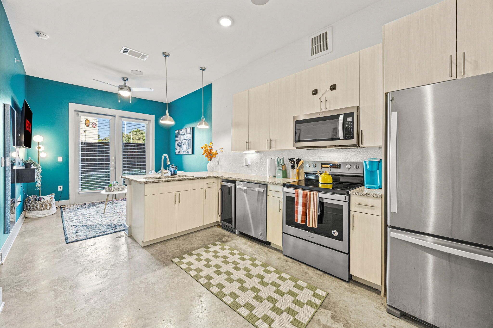 Kylskåp, mikrovågsugn, ugn och spishäll