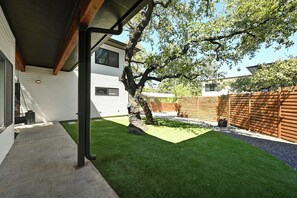 Property grounds - Luxury Spacious 2BR Home Close to Downtown (Austin)