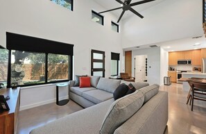 Living area - Luxury Spacious 2BR Home Close to Downtown (Austin)