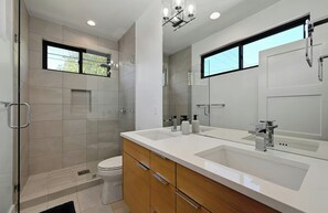 Séchoir à cheveux, serviettes fournies, savon, papier de toilette