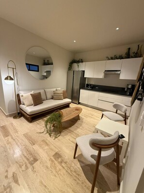 Apartment, 1 Schlafzimmer, Balkon, Meerblick | Wohnbereich