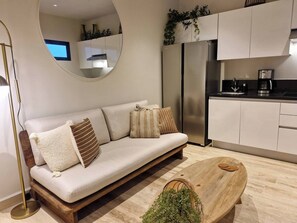 Departamento, 1 habitación, balcón, vista al océano | Área de sala de estar