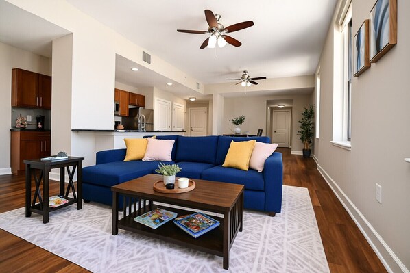 Living area - Bright & Cozy 2-Bedroom Apartment in Central Cleveland (Cleveland)