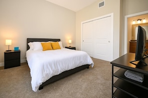2 bedrooms, in-room safe, iron/ironing board, free WiFi - Stylish Dwntwn Suite - Stadium, R&RHoF, Casino (Cleveland)