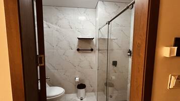 Toalhas de banho, sabonete, shampoo, papel higiênico