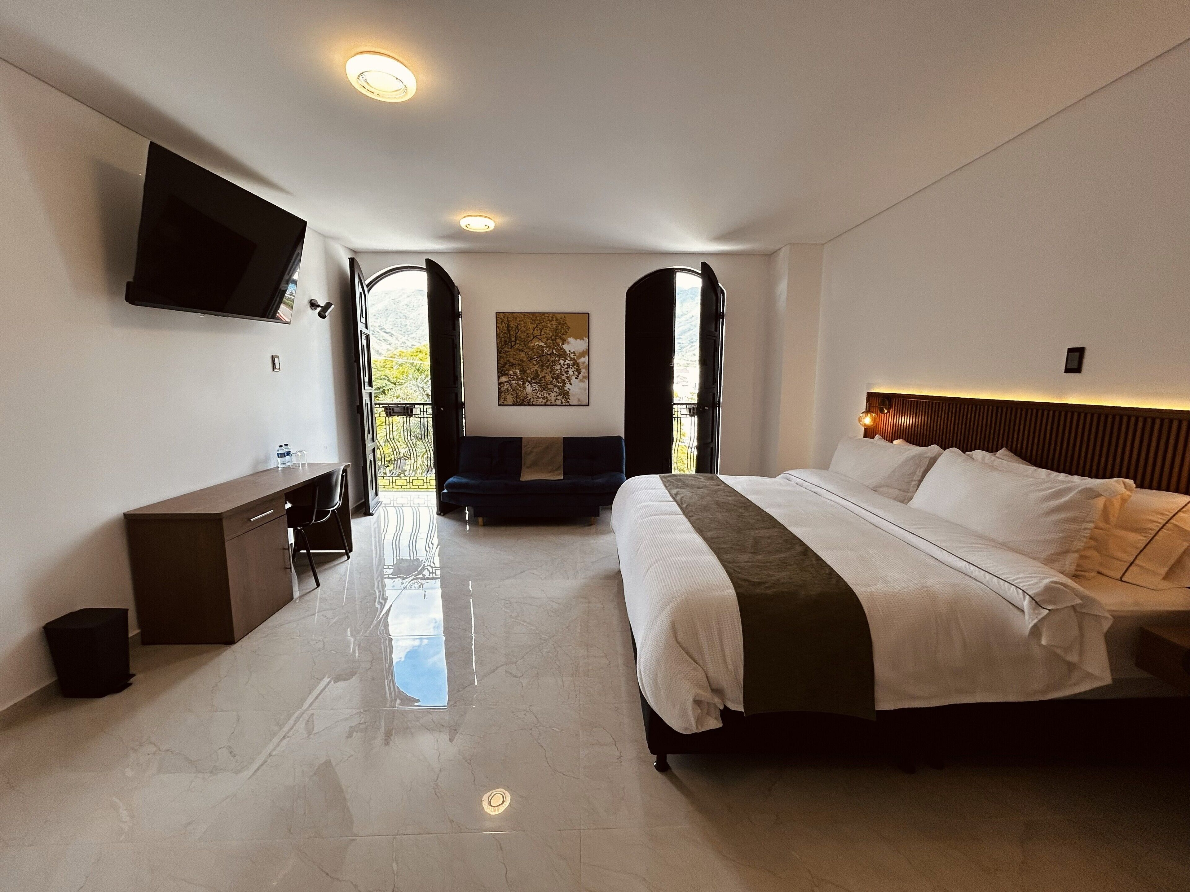 Suite junior, vistas a la ciudad | Caja fuerte, escritorio, wifi gratis y ropa de cama