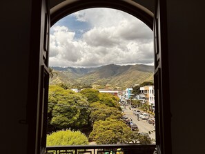 Suite Junior, pemandangan kota | Brankas, meja kerja, Wi-Fi gratis, dan seprai linen