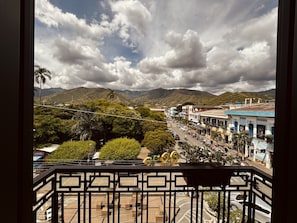 Junior-Suite, Stadtblick | Zimmersafe, Schreibtisch, kostenloses WLAN, Bettwäsche