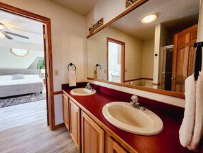 Shower, jetted bath, hair dryer, towels