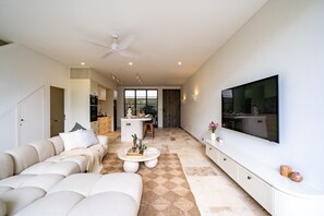 Villa Luxe, 2 chambres, patio, vue océan | Salle de séjour | Télévision de 65 pouces avec chaînes par câble