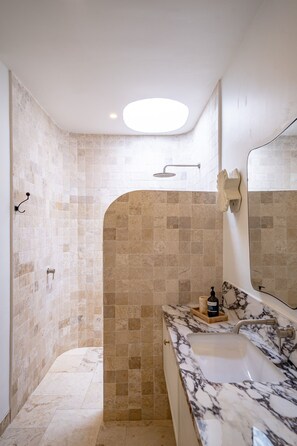 Villa Luxe, 2 chambres, patio, vue océan | Salle de bain | Douche, articles de toilette gratuits, sèche-cheveux
