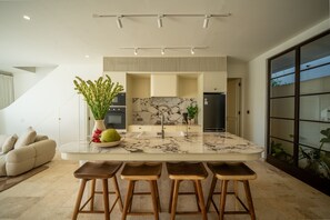 Vila superluxo, 2 quartos, varanda, vista para o oceano | Cozinha privada | Geladeira, micro-ondas, fogão, cooktop