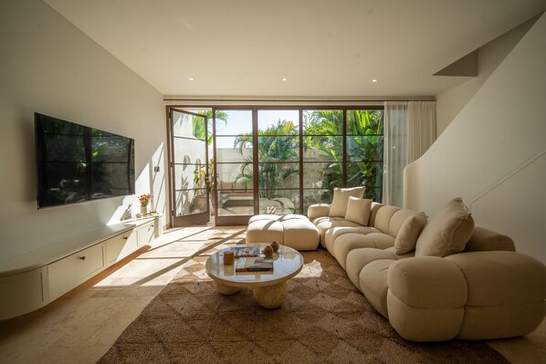 Vila superluxo, 2 quartos, varanda, vista para o oceano | Sala de estar | TV 65 polegadas com canais a cabo