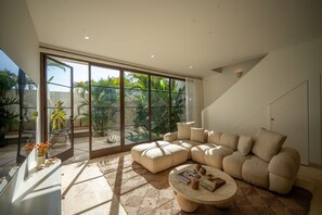 Vila superluxo, 2 quartos, varanda, vista para o oceano | Sala de estar | TV 65 polegadas com canais a cabo