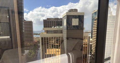 2BR+Den High Floor Ocean View Free Parking