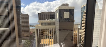 2BR+Den High Floor Ocean View Free Parking