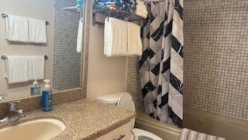 Secadora de cabello, bidet, toallas, jabón