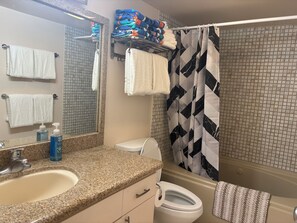 Sèche-cheveux, bidet, serviettes fournies, savon