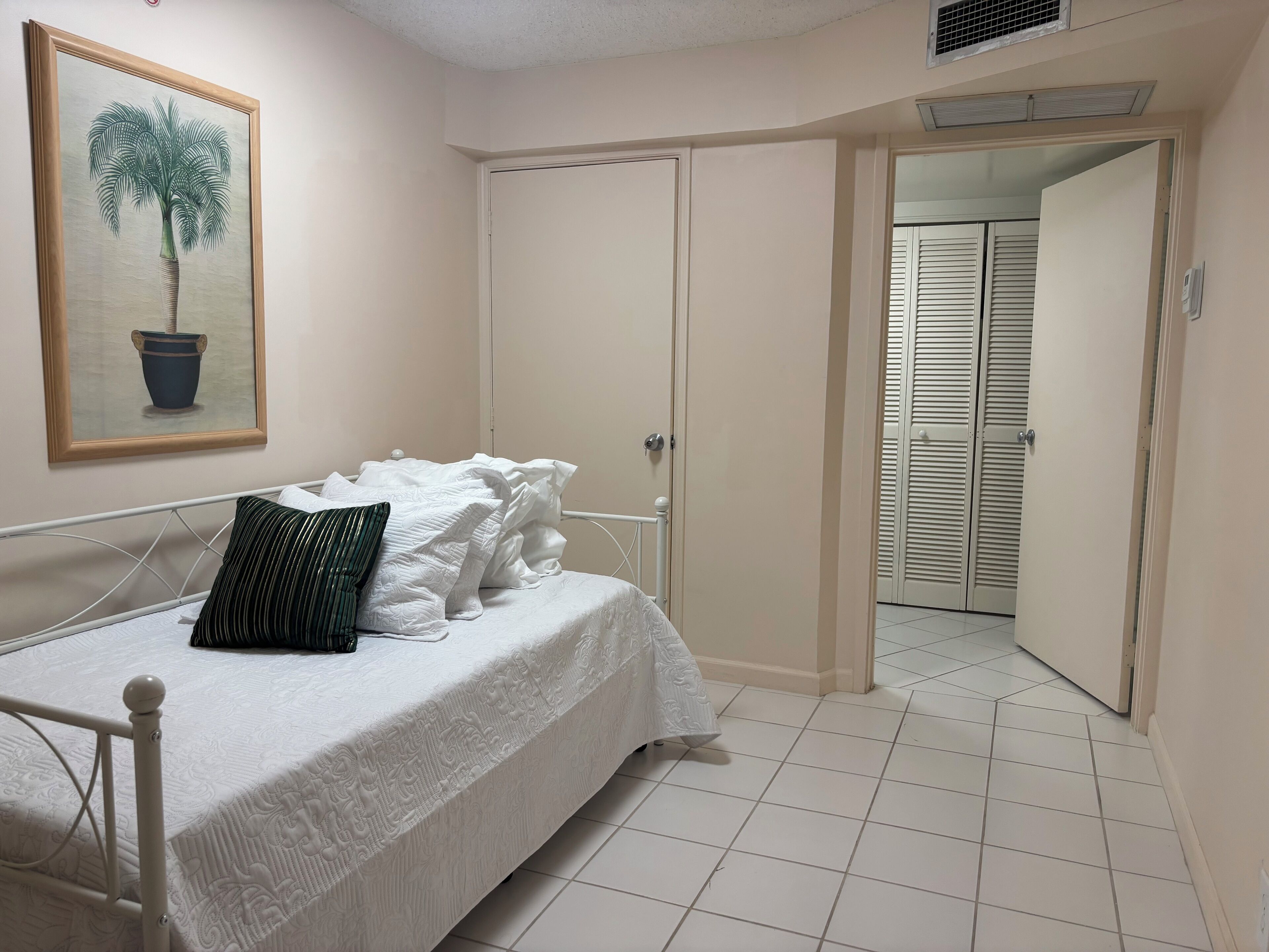 3 habitaciones, tabla de planchar con plancha, wifi y ropa de cama 