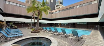 2BR+Den High Floor Ocean View Free Parking