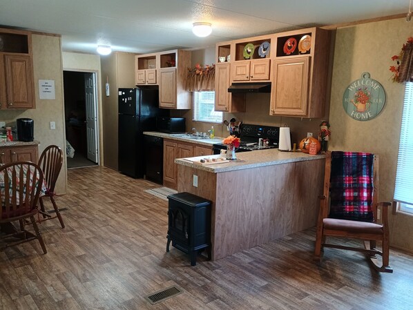 Réfrigérateur, micro-ondes, four, plaque de cuisson