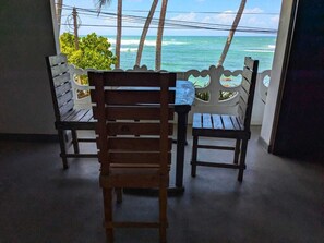 Outdoor dining - Delightful 5-bedroom apartment in Matara (Matara)