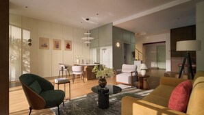 Una sala moderna con sofá, sillones, una mesa de centro y un comedor con mesa y sillas.