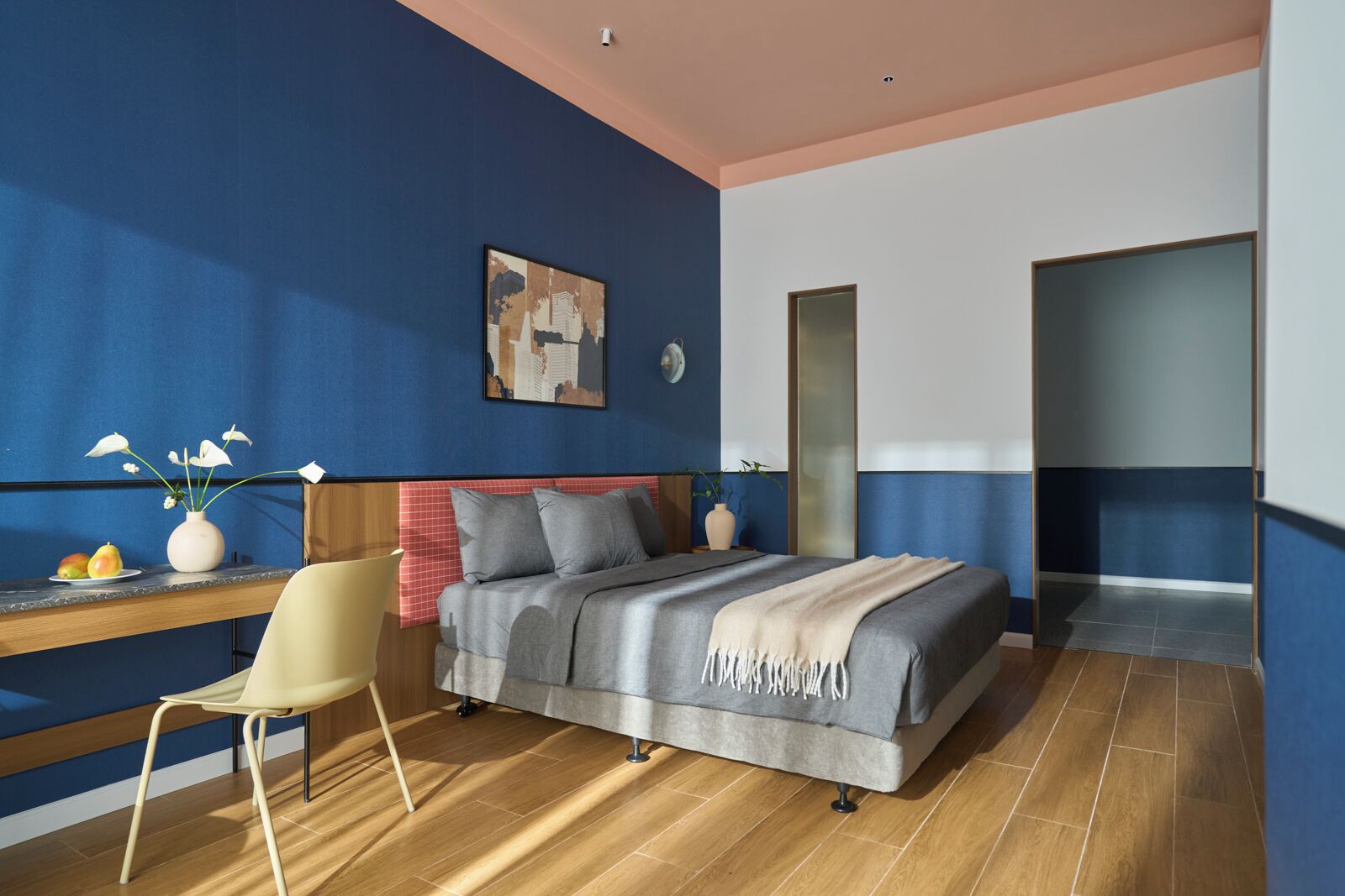 Une chambre à coucher moderne avec un lit, un bureau et une chaise.